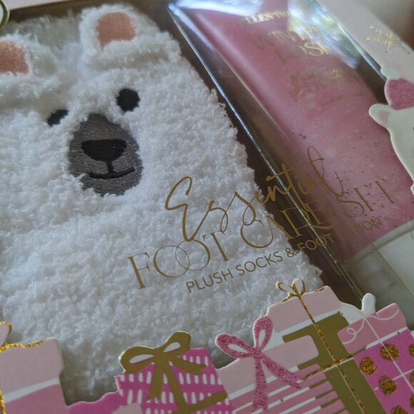 NEW Ellen Tracy Llama Cozy Socks & Winter Rose Foot Lotion - Picture 3 of 3